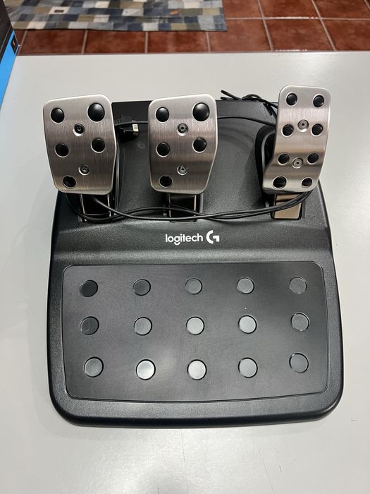 Logitech G29 – Volante com Pedais e Mudanças | PS4/PS5/PC | Como Novo