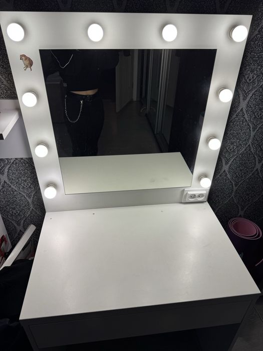 Продаю макіяжний стіл з підсвіткою