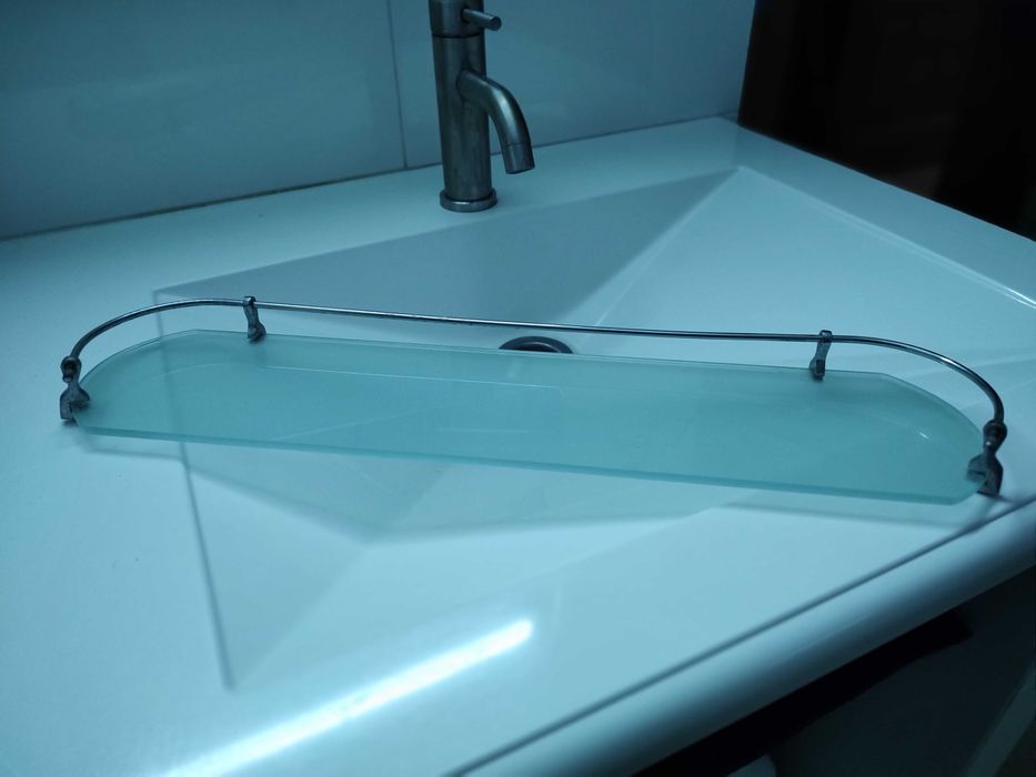 Скляна полиция у ванну