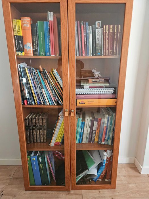 Aparador/ Estante para livros em madeira da cor cerejeira