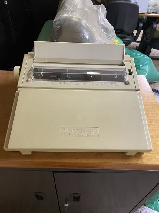 máquina de escrever eletrónica Brother AX-110