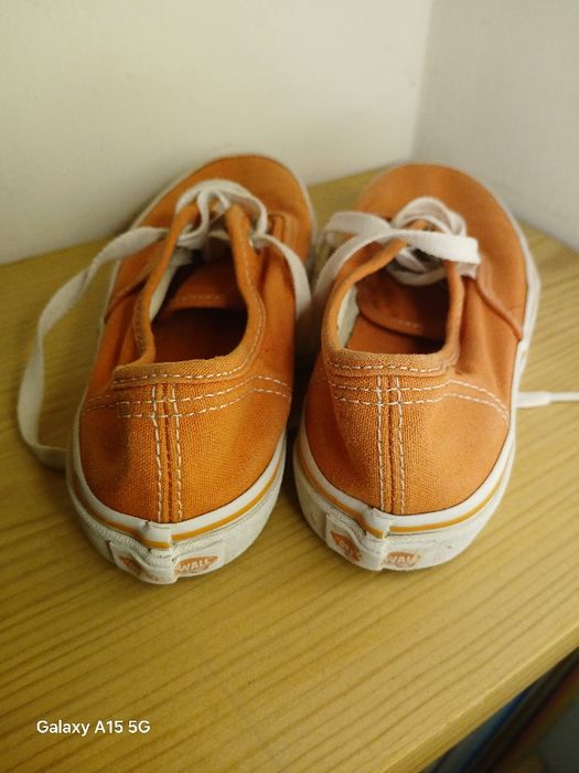 Vans 31.5 em muito bom estado. Cor laranja