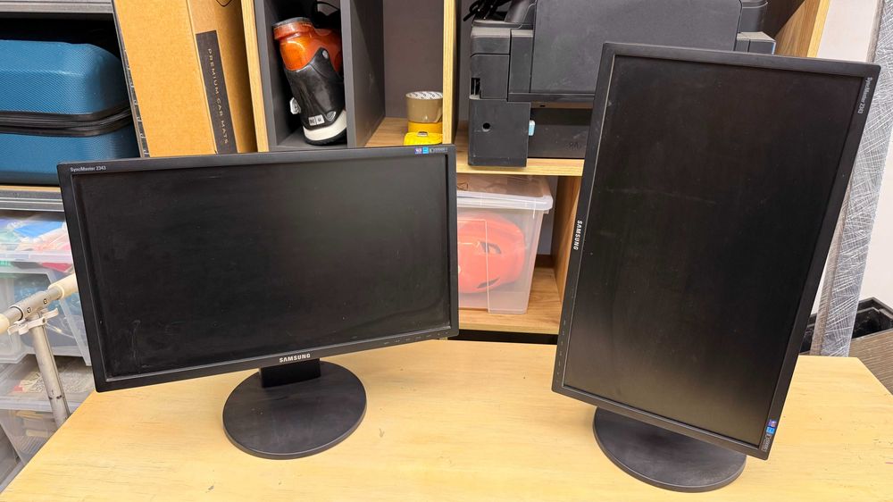 2x Samsung SyncMaster 2343 23" 2048x1152 Pivot – 2 monitory