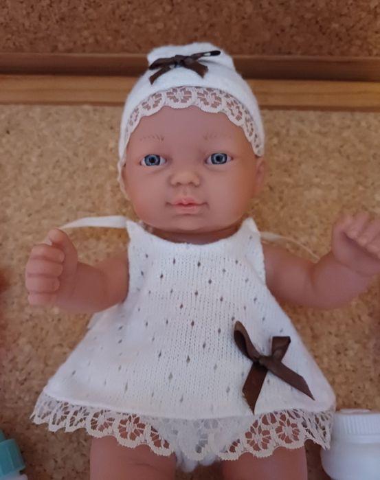 Boneca bebé com roupas e acessórios.
