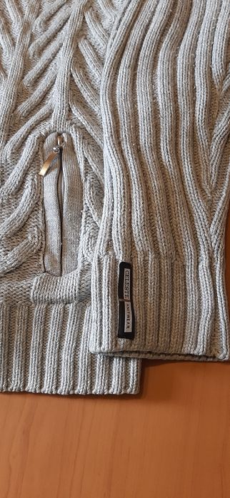 Продам два фирменных свитера