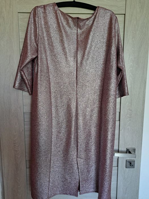 Sukienka z błyszcząca nitką