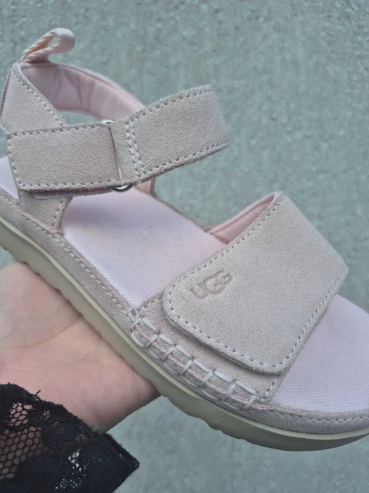 Дитяче взуття  UGG. Босоніжки 32,5 розмір
