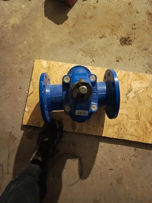 Zasuwa kołnierzowa do wody dn 100