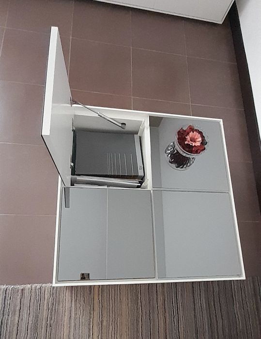 Mesa centro lacada de branco e espelhos