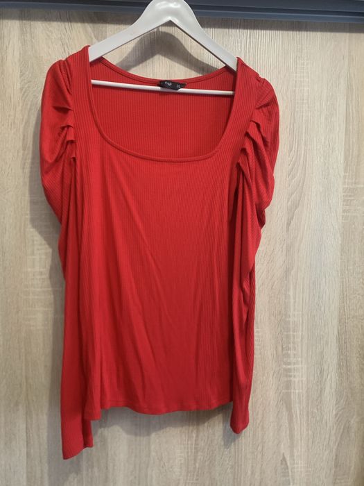 Жіноча червона кофтинка