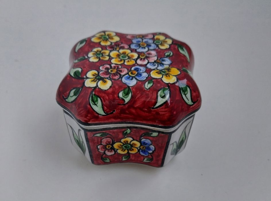 Linda caixinha pintada à mão