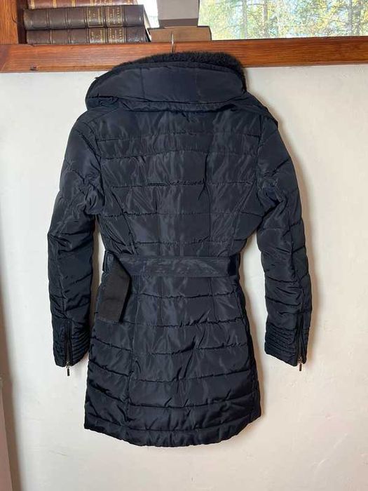 Damski płaszcz zimowy pikowany granatowy zasuwany na zamek 36/S