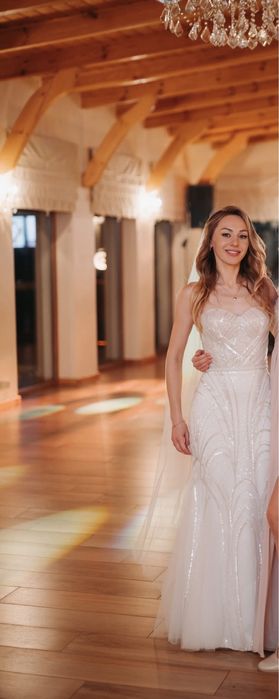 Suknia ślubna z podpinanym trenem i długim welonem