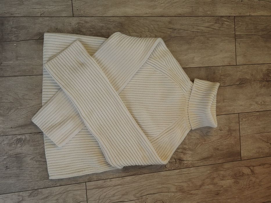 Sweterek biały z golfem XS