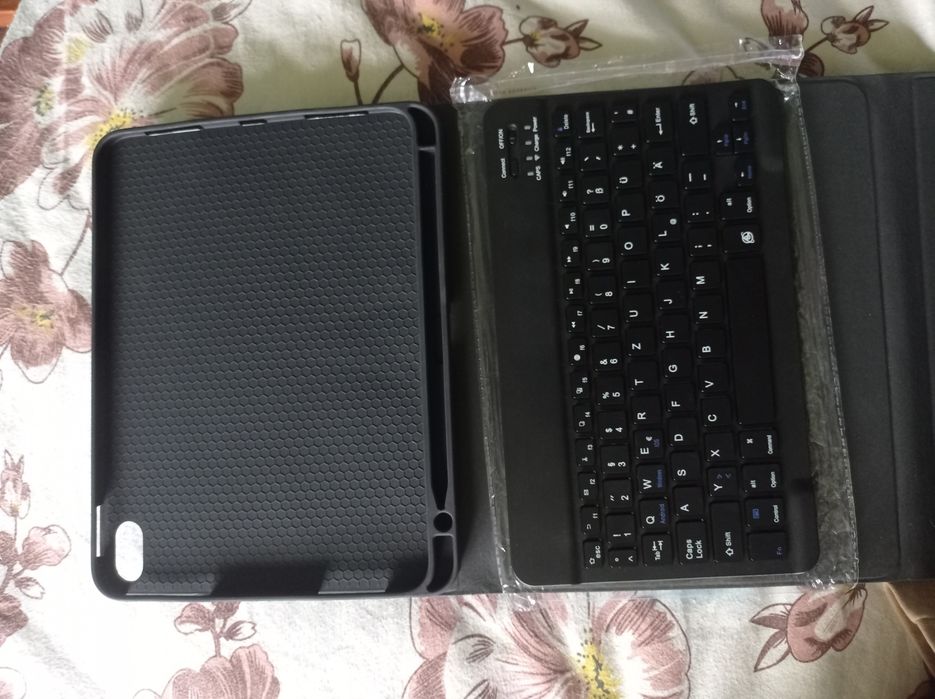 Чохол з клавіатурою на ipad 10 2022 , ipad 11 2025