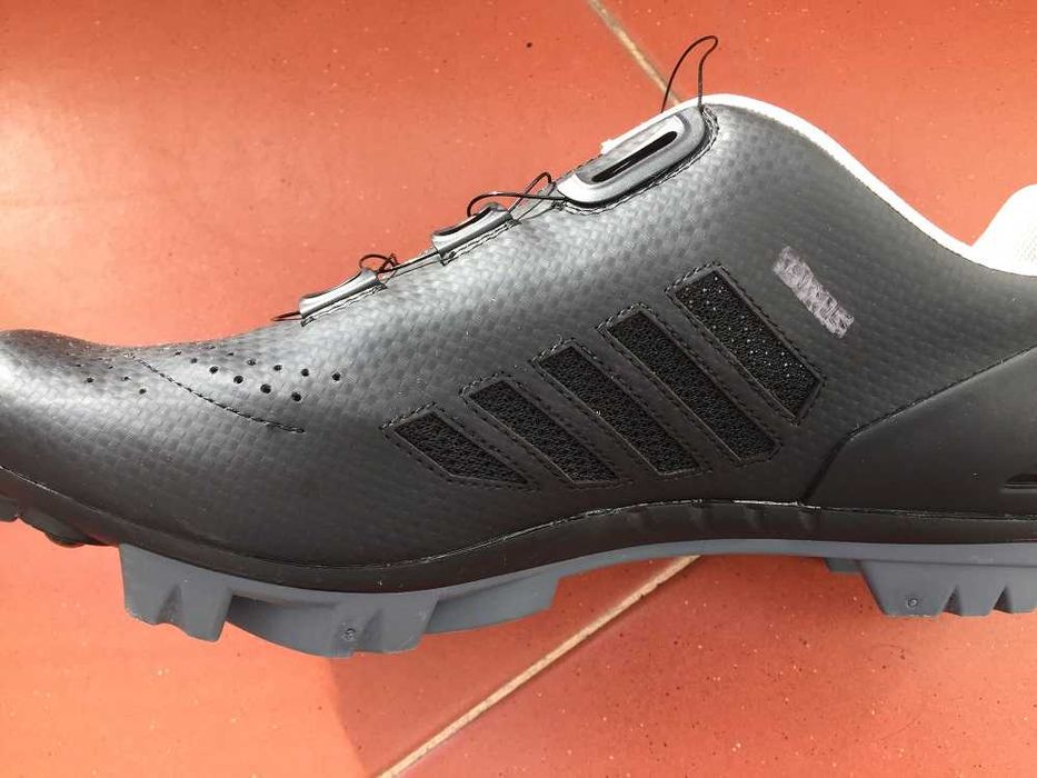 SALDOS -- sapatos ciclismo nr. 42 grande com encaixes tipo shimano