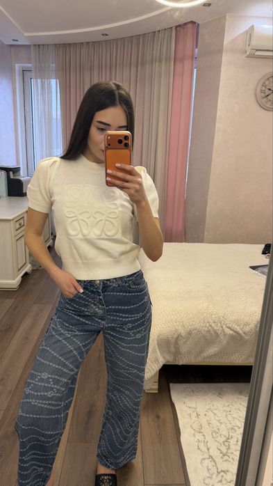 Джинси Chanel та футболка Loewe в наявності у продажу