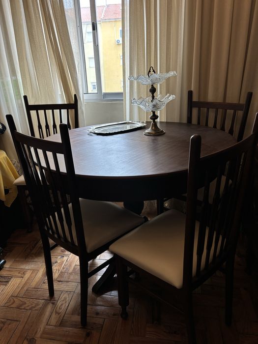 Mesa redonda madeira com seis cadeiras