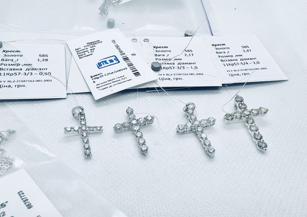 Золоті хрестики з натуральними діамантами.