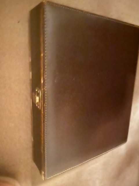 Caixa de jogos, com pega, transportável.