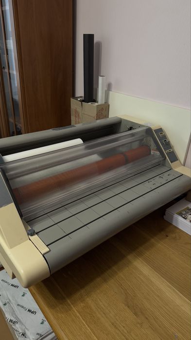 Оперативна поліграфія обладнання принтер різак ламінатор біговщик прес