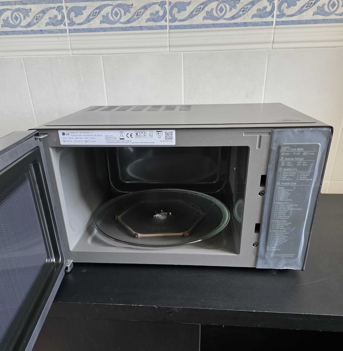 Forno de boas dimensões e Micro-Ondas LG MH 7265 DPS