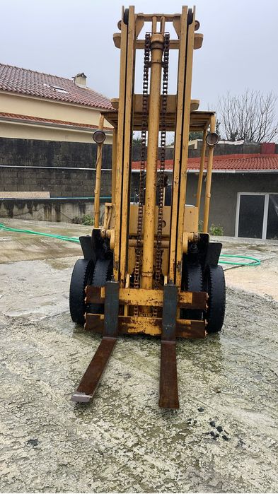 Empilhador tcm rodado duplo 2500kg diesel