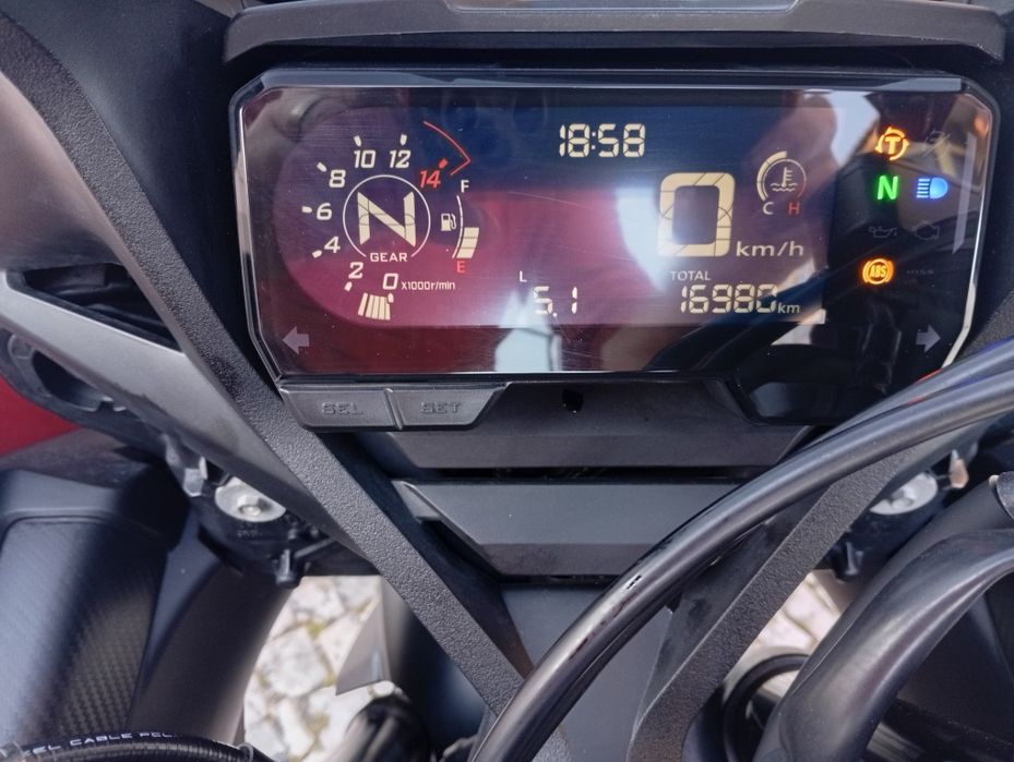 CBR 650 R vermelha