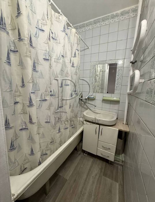 Продаж 2 кімн. квартири на набережній Дніпра за адресою вул Прирічна 1