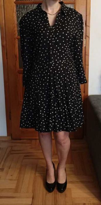 czarna sukienka w białe kropeczki o koszulowym kroju
