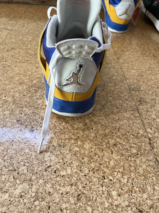 Vendo Jordan 4 nova