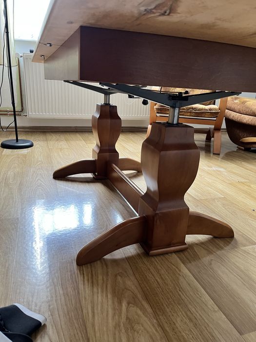 Drewniany, porządny stół