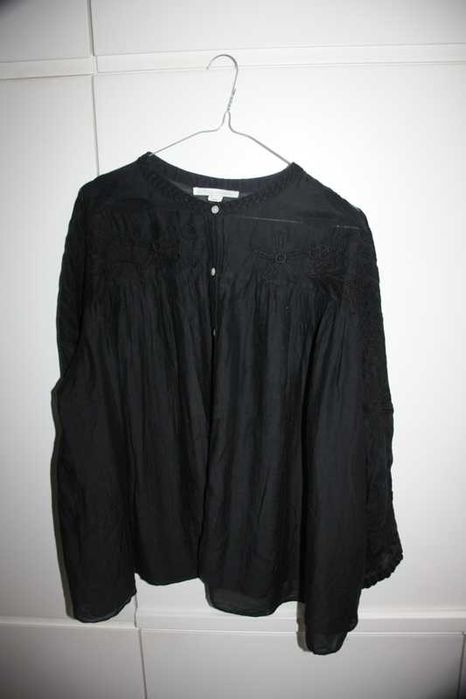Blusa preta com desenhos bordados ALPHAMOMENT tamanho L