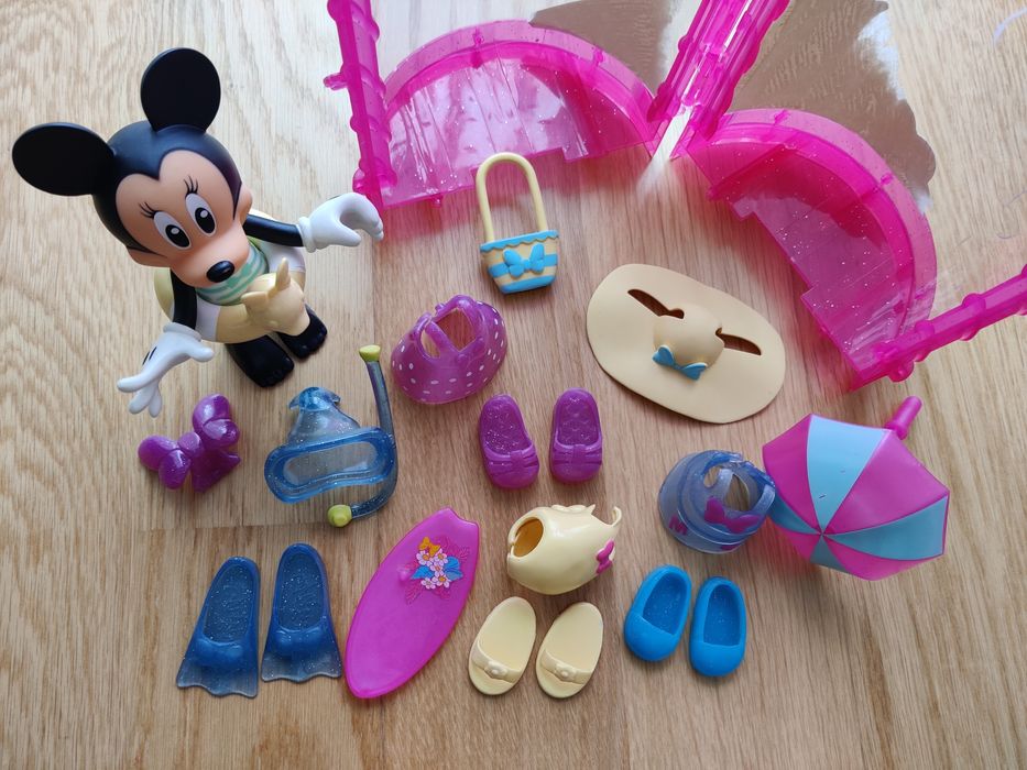 Boneca Minnie articulada com roupas e acessórios (tema praia)