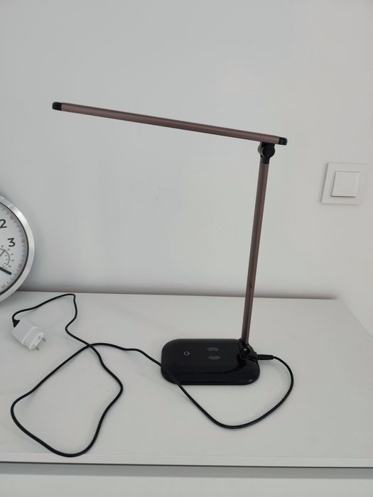 Nowoczesna Lampa Biurkowa LED „Diana 7187” – Z Ładowarką Indukcyjną Qi