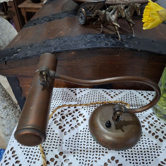 Antyczna miedziana lampa fortepianowa