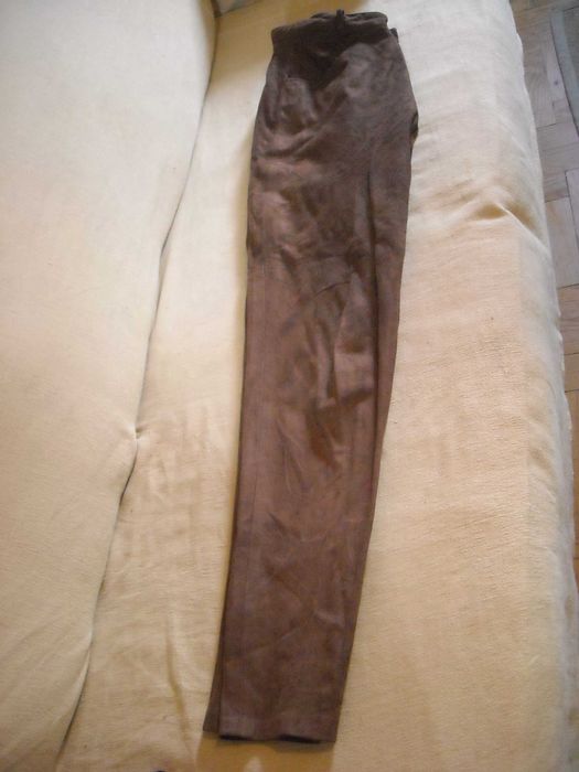 Conjunto calça em pele Chocolate e sandalias farripas para senhora