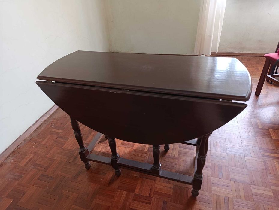 Conjunto de Mobília em Madeira
