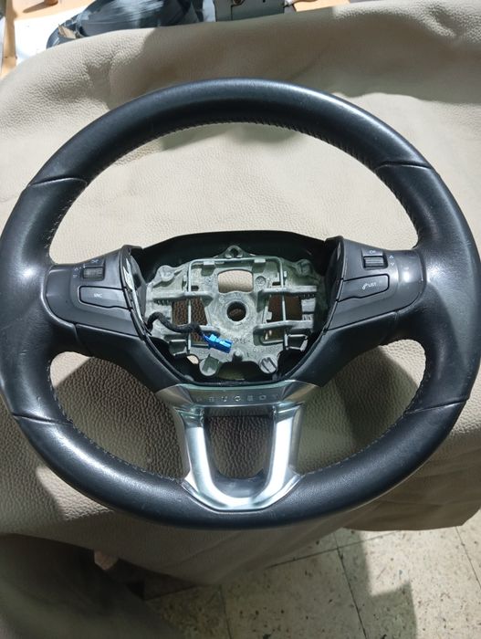 Volante Peugeot 208