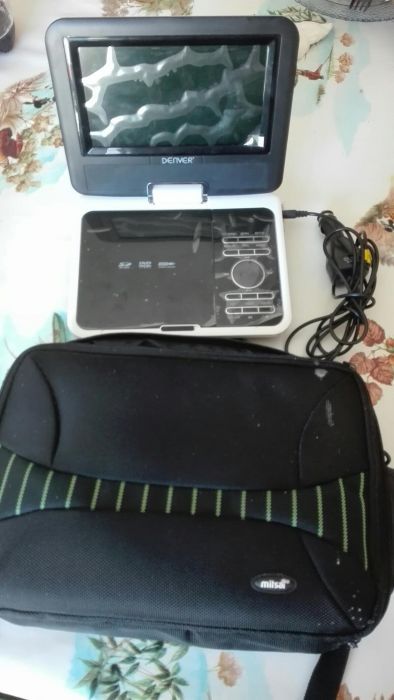 Leitor de dvd com carregador de isqueiro e mochila