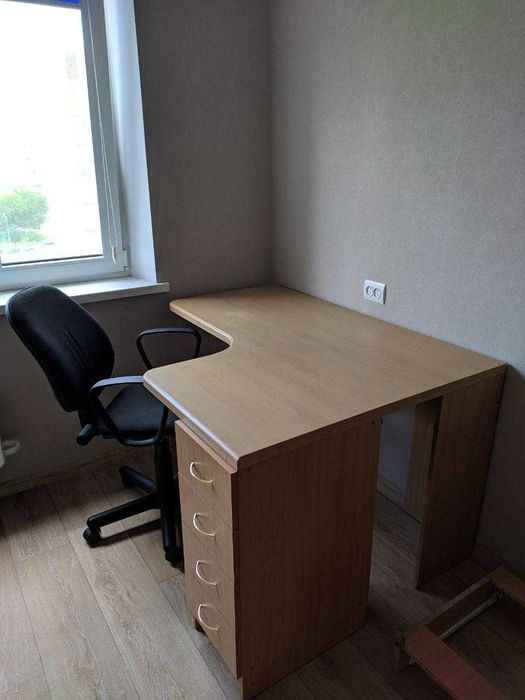 Стіл угловий в кімнату