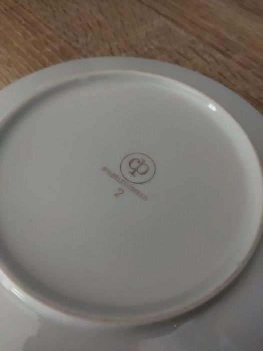 Talerz porcelanowy w kwiatowe wzory