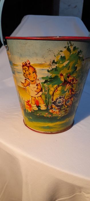 Balde de brincar em lata pintado , anos 40(?)