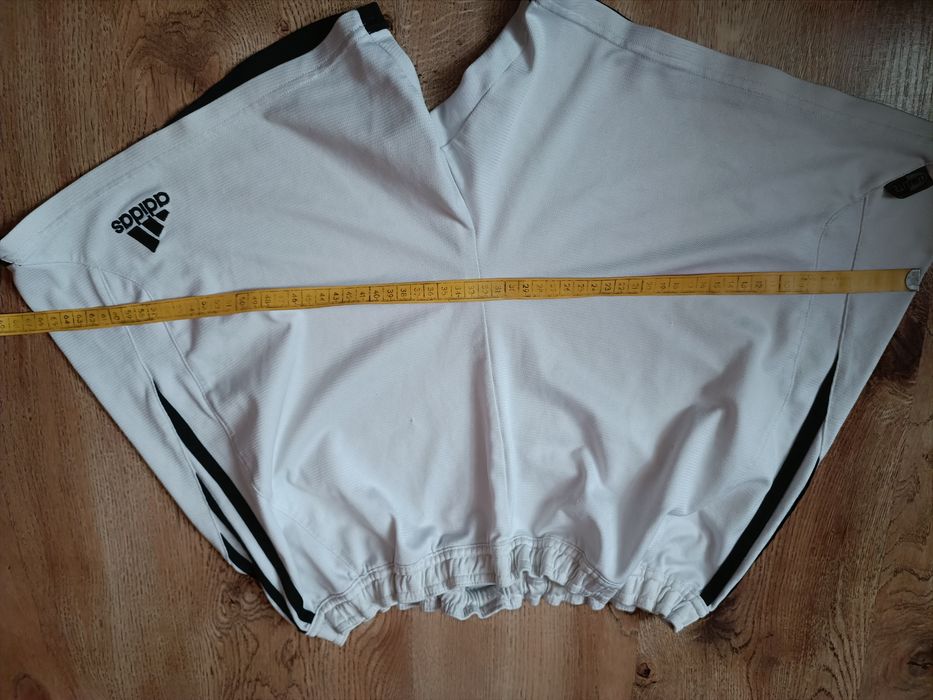 Białe sportowe piłkarskie spodenki Adidas Tiro