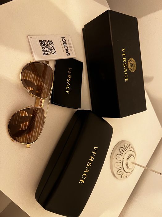 Okulary przeciwsłoneczne Versace - logo na szybkach