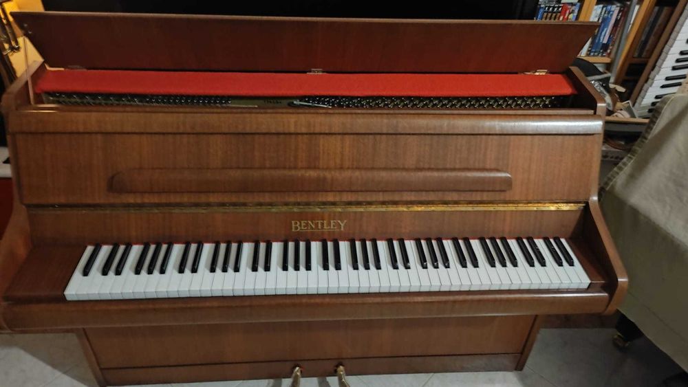 Piano Vertical Bentley