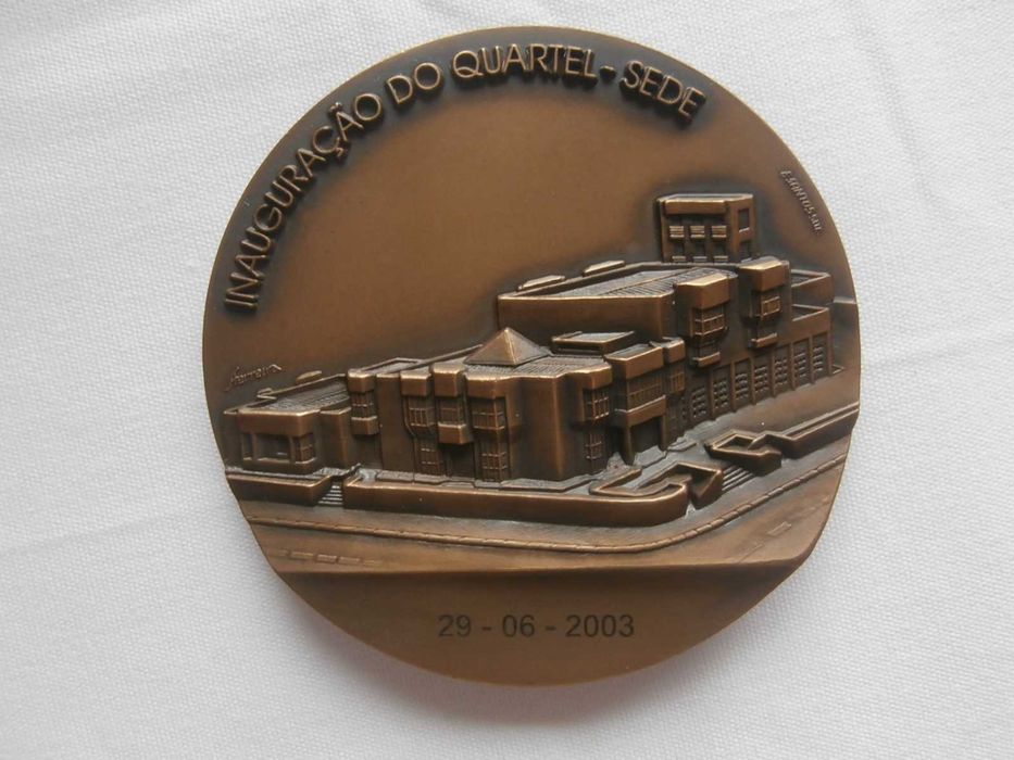 Várias medalhas de bombeiros
