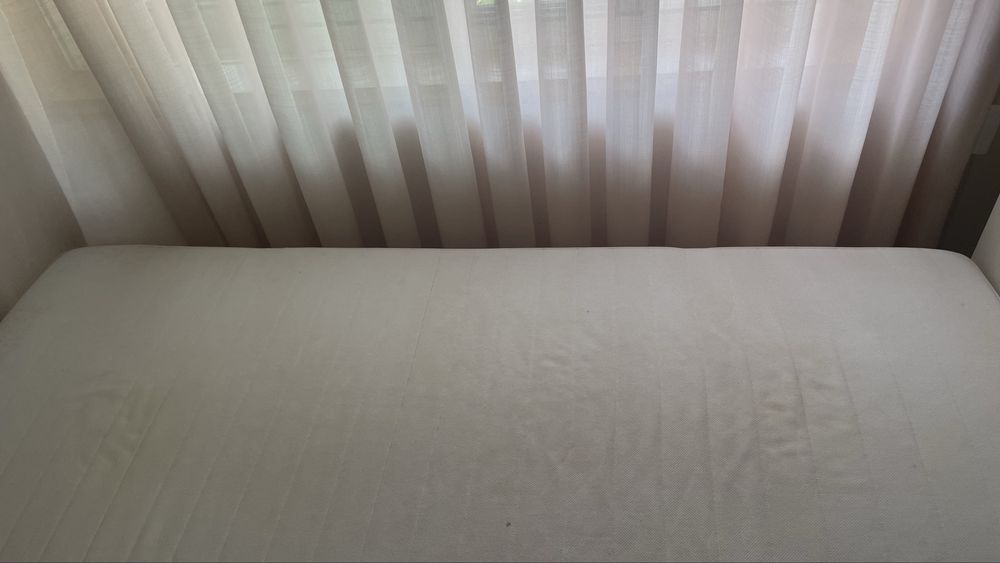 Cama solteiro com arrumação – branca