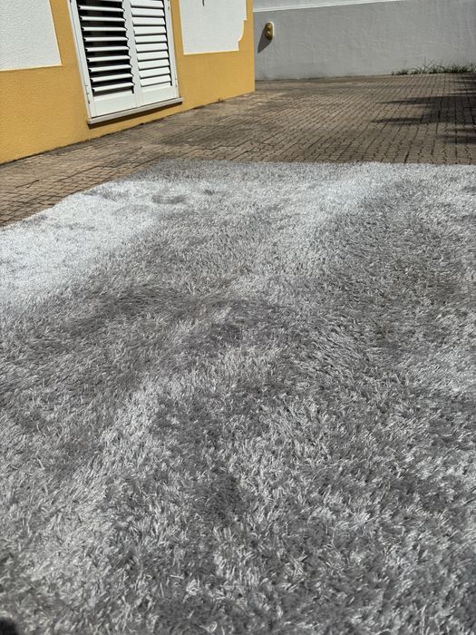 Tapete cinzento para quarto ou sala