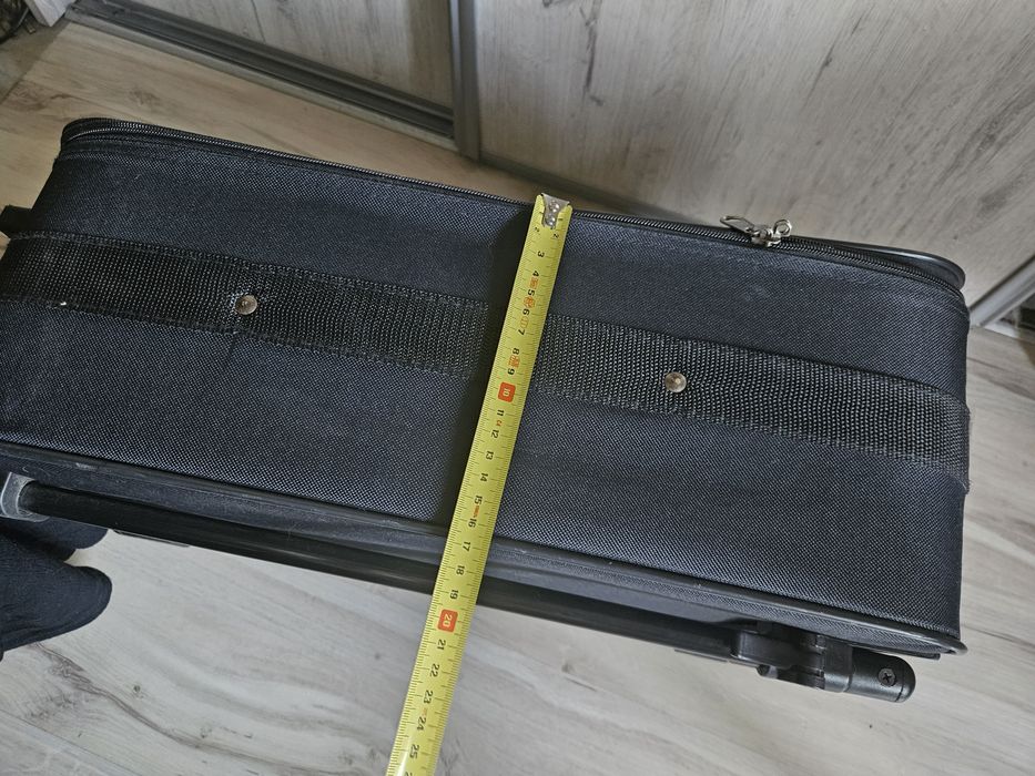 Walizka  czarna  pojemna